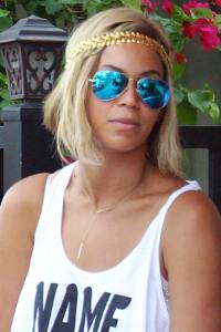 Beyonce sporting a pair of mirrored blue aviators 